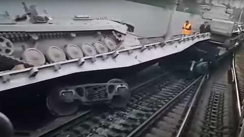 Faktencheck: Video soll entgleisten Zug im Ukraine-Krieg zeigen – russische Panzer liegen auf der Seite