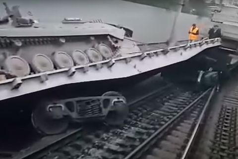 Faktencheck: Video soll entgleisten Zug im Ukraine-Krieg zeigen – russische Panzer liegen auf der Seite