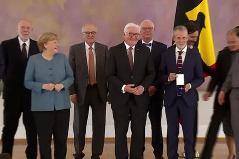 Video: Verdienstkreuz für Schauspieler Matthes - Merkel unter den Gästen