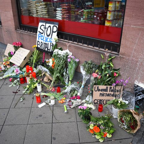 Blumen, Kerzen und Schilder gedenken dem Verstorbenen