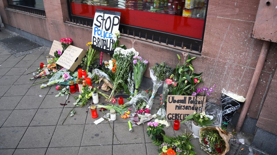 Blumen, Kerzen und Schilder gedenken dem Verstorbenen