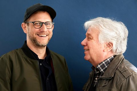 Rolf Zuckowski und sein Sohn: Ali Zuckowski, 47, steckt hinter vielen Songs von Sarah Connor, Helene Fischer und Udo Lindenberg. Rolf, der am 12. Mai 75 wird, komponiert am liebsten für sich selbst