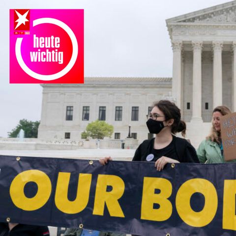 Demonstrierende halten vor dem Gebäude des Obersten Gerichtshofs der USA einen Banner und Plakate.