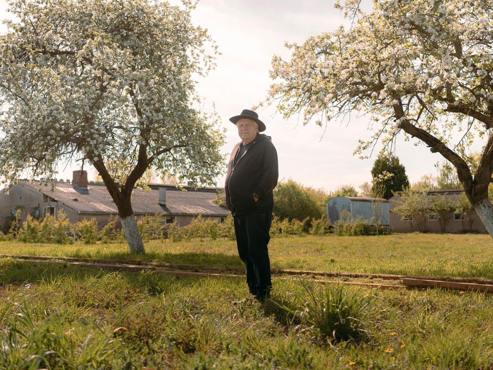 Nachfrage Helge Achenbach (FINAL) &gt;&gt; Helge Achenbach beriet Aldi-Erben Berthold Albrecht bei Kunstk  ufen und Oldtimern. Dabei betrog er ihn um Provisionen und landete daf  r im Knast. Inzwischen ist er wieder frei. Er wohnt auf einem Bauernhof in...
