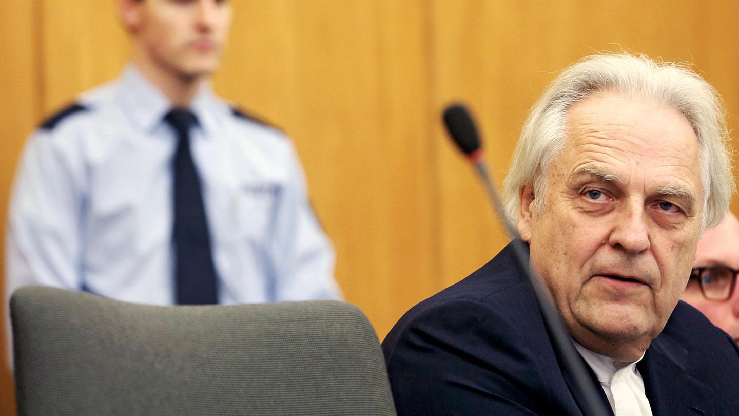 Art consultant Helge Achenbach waits in a courtroom of the district court for the trial to begin in Essen, Germany, 12 January 2015. He is accused of having cheated the ALDI heir Berthold Albrecht, who died in 2012, out of around 22 million euros in con...