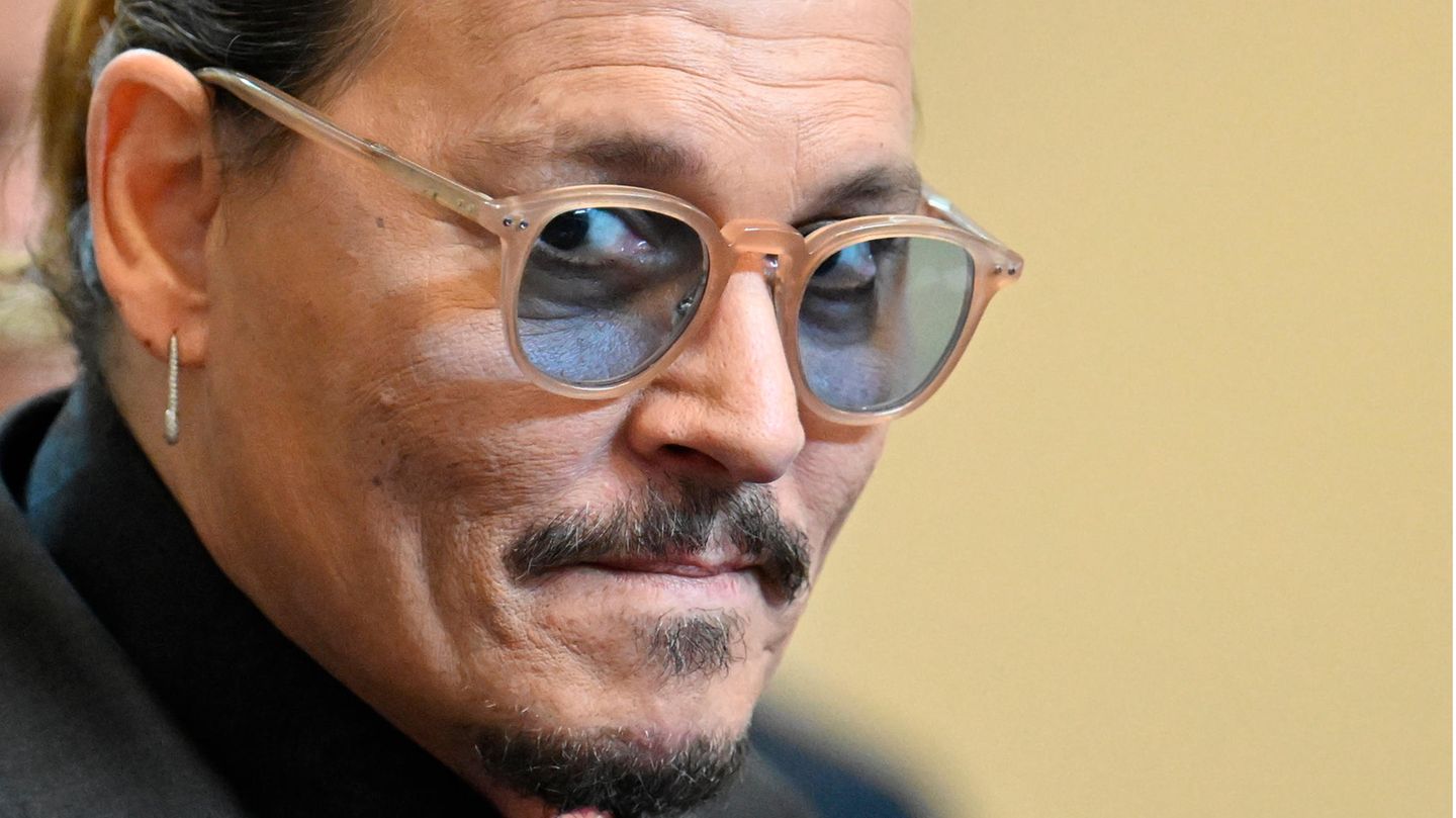 Johnny Depp schaut in die Kamera