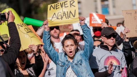 Eine Frau protestiert mit einem "Nie wieder"-Schild gegen das geplante Aus des Abtreibungsrechts
