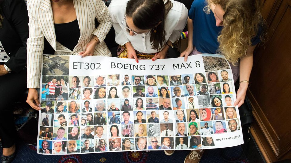 Angehörige von Opfern der Boeing 737 Max-Abstürze während eines Hearings in Washington D.C.