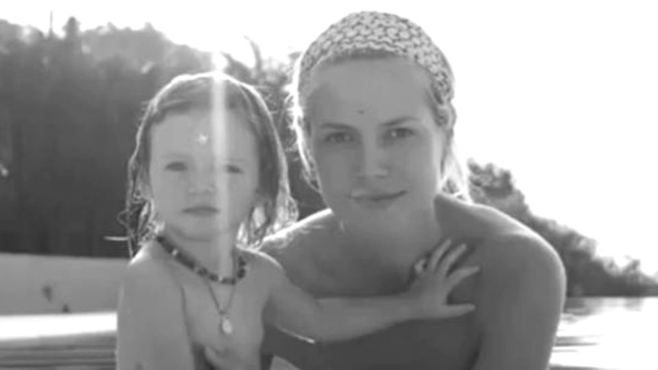 Heidi Klum mit Tochter Leni in einem Pool