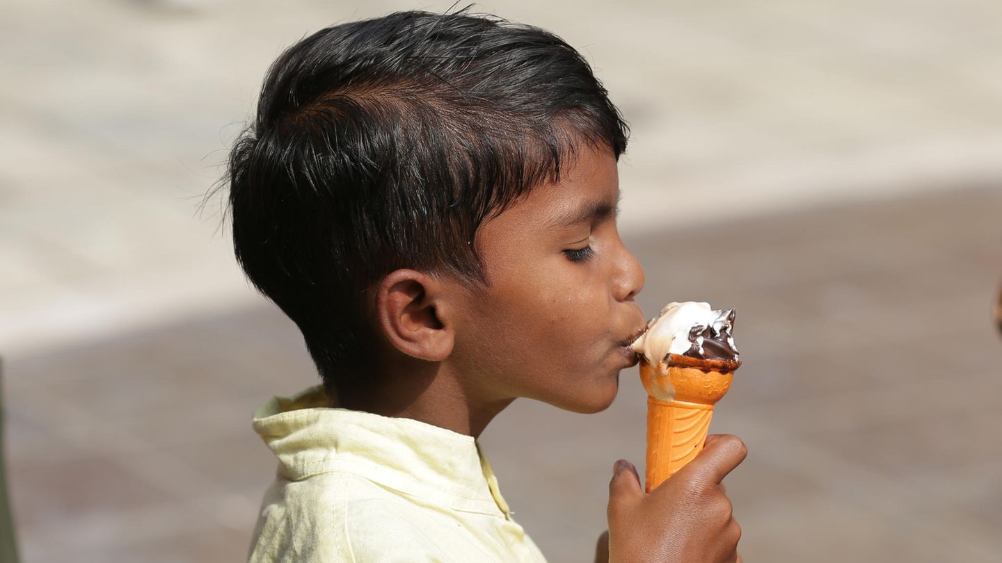 Ein kleiner Junge genießt sein Eis