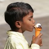 Ein kleiner Junge genießt sein Eis