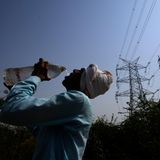 Ein Arbeiter löscht seinen Durst