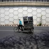 Arbeiter transportiert Kühlgerät nach Hause