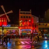 Ein belebter und beliebter Platz in Paris: Den Blick von der Straße auf das Moulin Rouge kennen viele Menschen bereits.