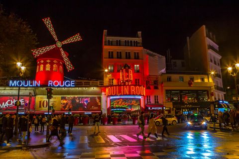 Ein belebter und beliebter Platz in Paris: Den Blick von der Straße auf das Moulin Rouge kennen viele Menschen bereits.