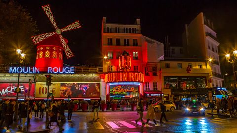 Ein belebter und beliebter Platz in Paris: Den Blick von der Straße auf das Moulin Rouge kennen viele Menschen bereits.