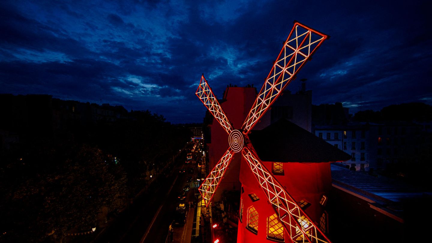 Ein Blick über das Moulin Rouge im Nachthimmel.