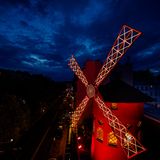 Ein Blick über das Moulin Rouge im Nachthimmel.