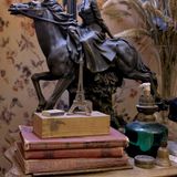 Auf dem Schreibtisch warten kleine Details, die an die Stadt Paris erinnern.