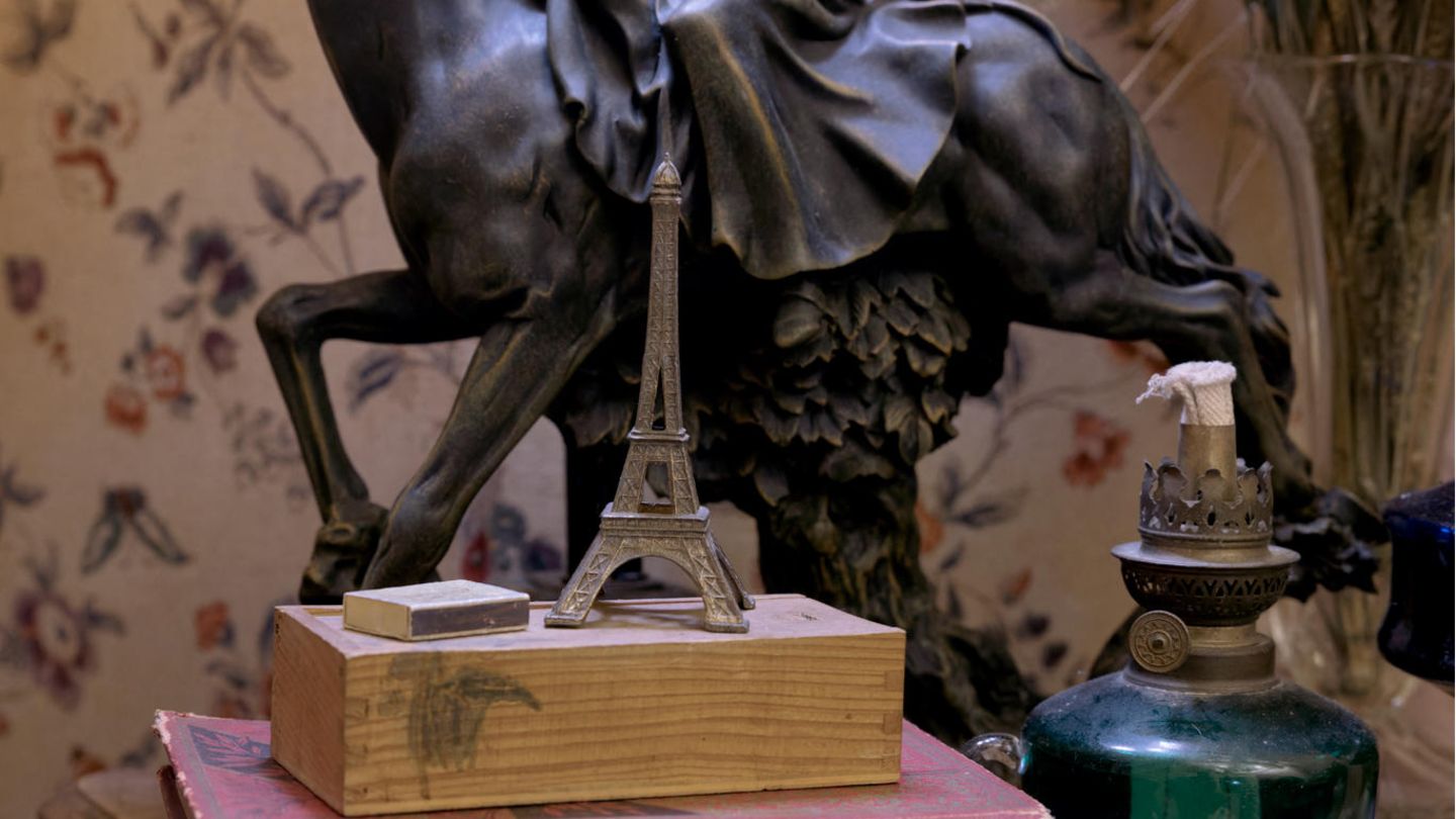 Auf dem Schreibtisch warten kleine Details, die an die Stadt Paris erinnern.
