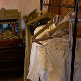 Daneben sind im Raum auch Kostüme der Darstellerinnen ausgestellt.