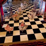 Die Eigentümer des Moulin Rouge haben sich mit der Ausstattung erdenklich Mühe gegeben. So gibt es eine detailgetreue Nachbildung der Bühne im Zimmer.