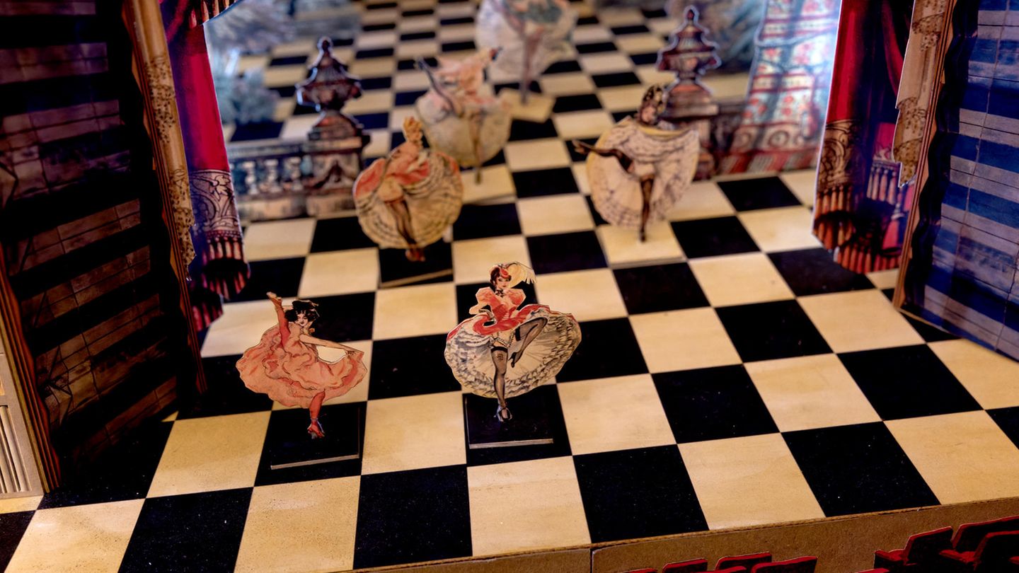 Die Eigentümer des Moulin Rouge haben sich mit der Ausstattung erdenklich Mühe gegeben. So gibt es eine detailgetreue Nachbildung der Bühne im Zimmer.