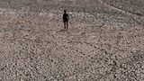 Wer denkt, der glühenden Hitze in der Stadt auf dem Land zu entkommen, hat weit gefehlt. Hier geht eine Person durch ein ausgetrocknetes Flussbett des Flusses Yamuna. Dessen Wasserstand ist durch die Hitze massiv gesunken.