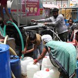 Menschen füllen Wasser in Kanister