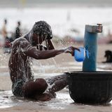 Ein Mann badet auf der Straße
