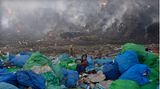 Die Bhalswa-Mülldeponie hat Feuer gefangen
