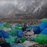 Die Bhalswa-Mülldeponie hat Feuer gefangen