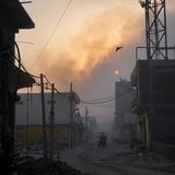 Das Inferon auf der Mülldeponie sorgt für verrauchte Straßen in den ohnehin schon erdrückend heißen Straßen Neu-Delhis. Hier fährt eine Rikscha inmitten von dichtem Rauch.