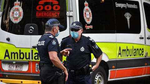 Polizisten stehen vor einem Krankenwagen in Australien