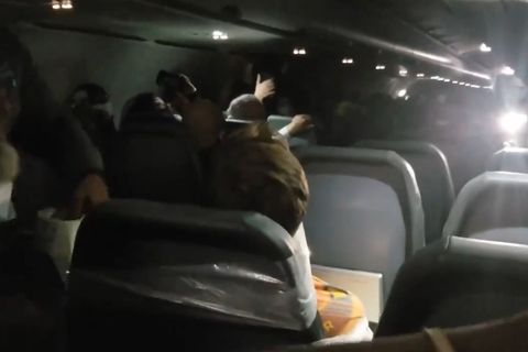 Maxwell Berry wird im Flugzeug mit Klebeband an seinen Sitz gebunden