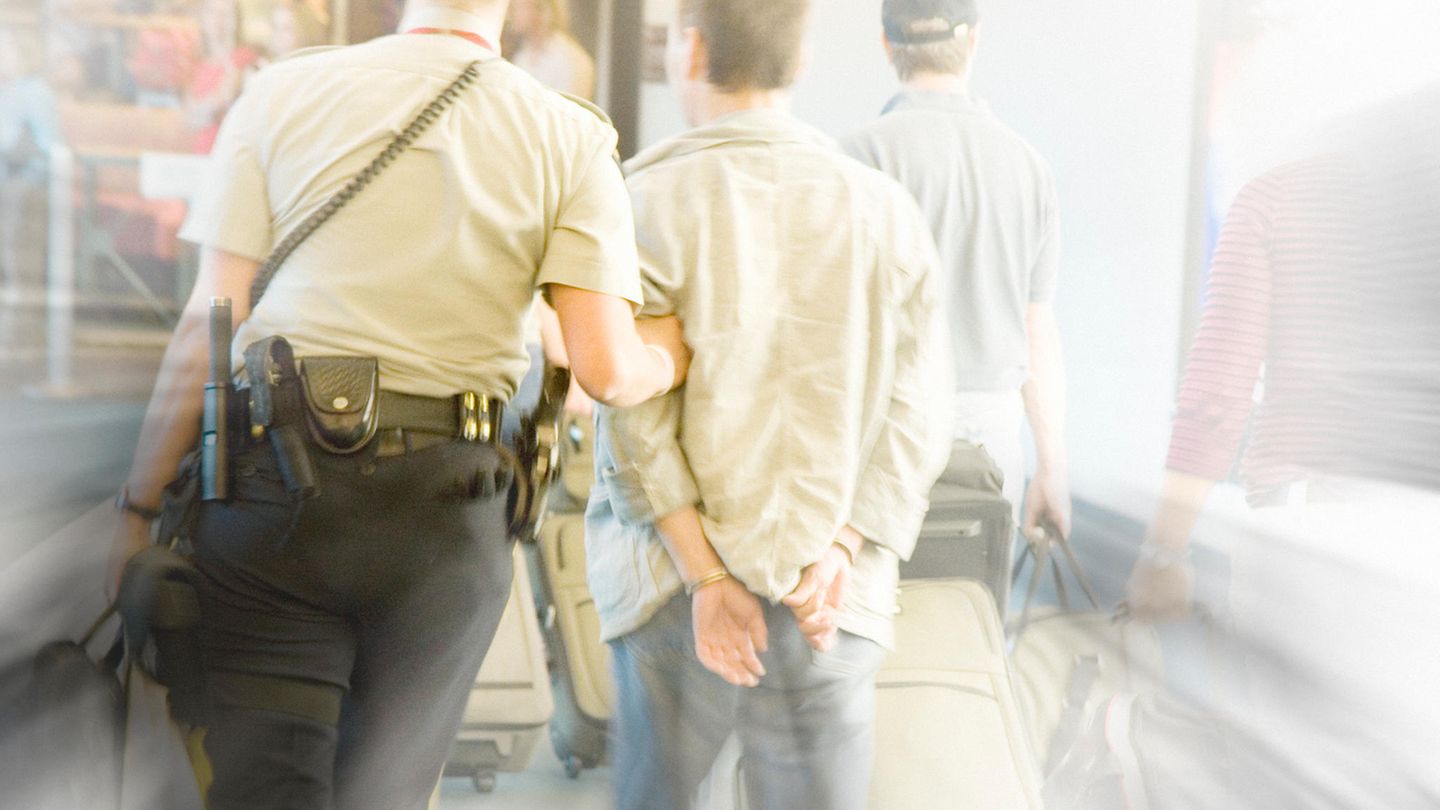 Polizist führt Passagier ab als Symbolfoto für Geschichte aus den USA