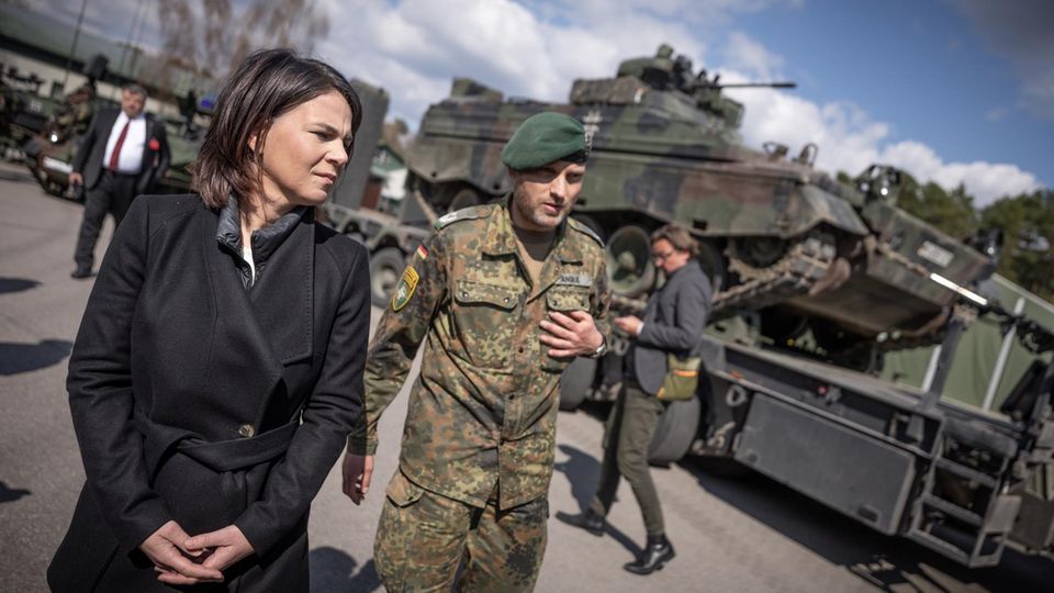 Bundesaußenministerin Annalena Baerbock beim Besuch der Nato-Einsatzgruppe in Rukla, Litauen