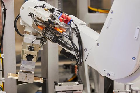 Apples Recycling-Roboter Daisy zerlegt in mehreren Schritten iPhones in ihre Einzelteile