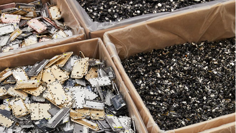 Die Einzelteile werden in Körben gesammelt. Rechts befinden sich etwa die Kamera-Einheiten, links die Aluminium-Gehäuse