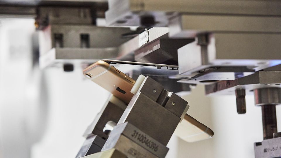 Beim Zerlegen geht Apples Roboter durchaus rabiat vor