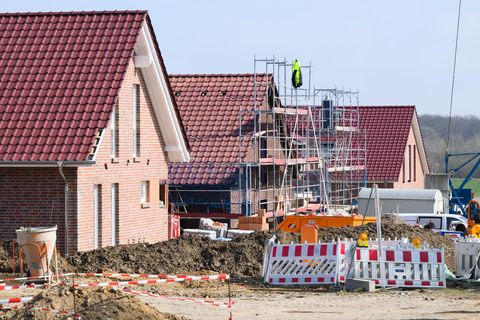 Egal ob Stadt oder Land: Der Hausbau in Deutschland wird tendenziell immer teurer