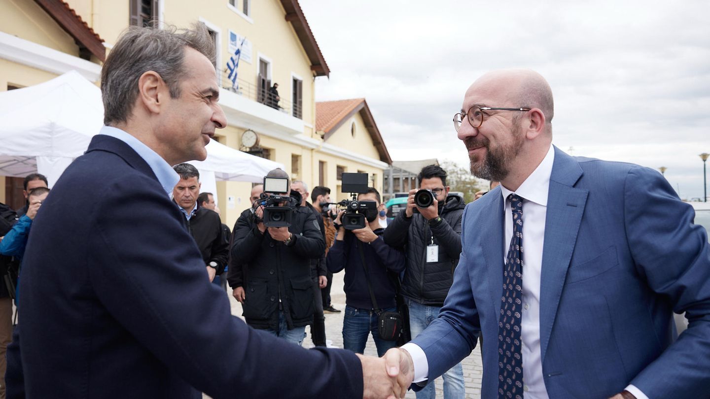 Kyriakos Mitsotakis Ministerpräsident von Griechenland begrüßt den Präsidenten des Europäischen Rates Charles Michel
