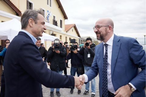 Kyriakos Mitsotakis Ministerpräsident von Griechenland begrüßt den Präsidenten des Europäischen Rates Charles Michel