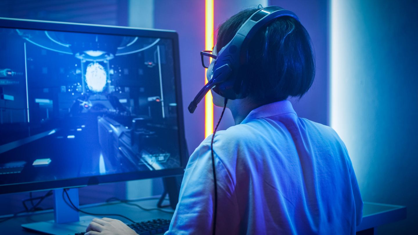 Ein Zocker sitzt vor einem 4K-Gaming-Monitor.