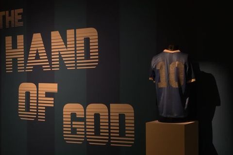 Video: Maradona-Trikot mit Geschichte wird versteigert
