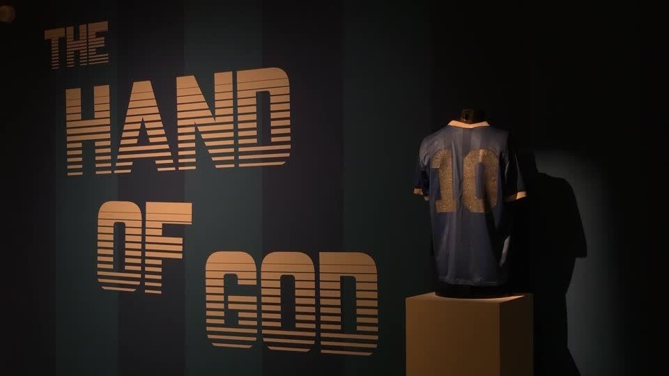 Video: Maradona-Trikot mit Geschichte wird versteigert Video: Maradona-Trikot mit Geschichte wird versteigert