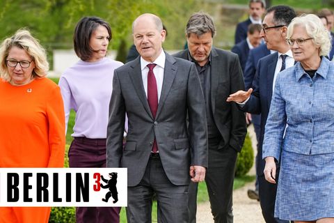 Ampelkoalition in Brandenburg: Svenja Schulze (v.l., SPD), Bundesministerin für wirtschaftliche Zusammenarbeit und Entwicklung, Annalena Baerbock (Die Grünen), Außenministerin, Bundeskanzler Olaf Scholz (SPD) Robert Habeck (Die Grünen), Bundesminister für Wirtschaft und Klimaschutz, Cem Özdemir (Die Grünen), Bundesminister für Ernährung und Landwirtschaft, und Christine Lambrecht (SPD), Bundesministerin der Verteidigung, kommen während der Klausurtagung der Bundesregierung vor dem Schloss Meseberg, dem Gästehaus der Bundesregierung, im Garten zum Familienfoto