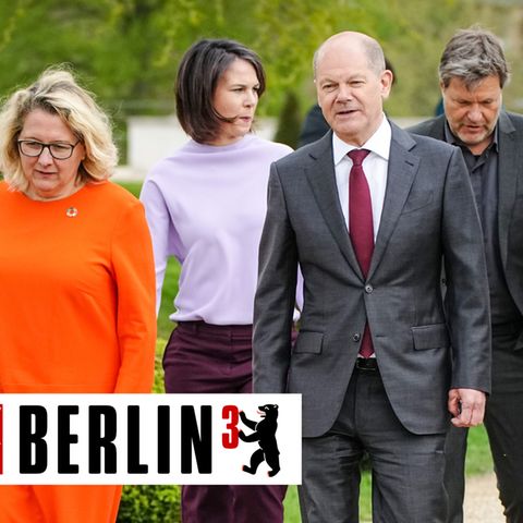 Ampelkoalition in Brandenburg: Svenja Schulze (v.l., SPD), Bundesministerin für wirtschaftliche Zusammenarbeit und Entwicklung, Annalena Baerbock (Die Grünen), Außenministerin, Bundeskanzler Olaf Scholz (SPD) Robert Habeck (Die Grünen), Bundesminister für Wirtschaft und Klimaschutz, Cem Özdemir (Die Grünen), Bundesminister für Ernährung und Landwirtschaft, und Christine Lambrecht (SPD), Bundesministerin der Verteidigung, kommen während der Klausurtagung der Bundesregierung vor dem Schloss Meseberg, dem Gästehaus der Bundesregierung, im Garten zum Familienfoto