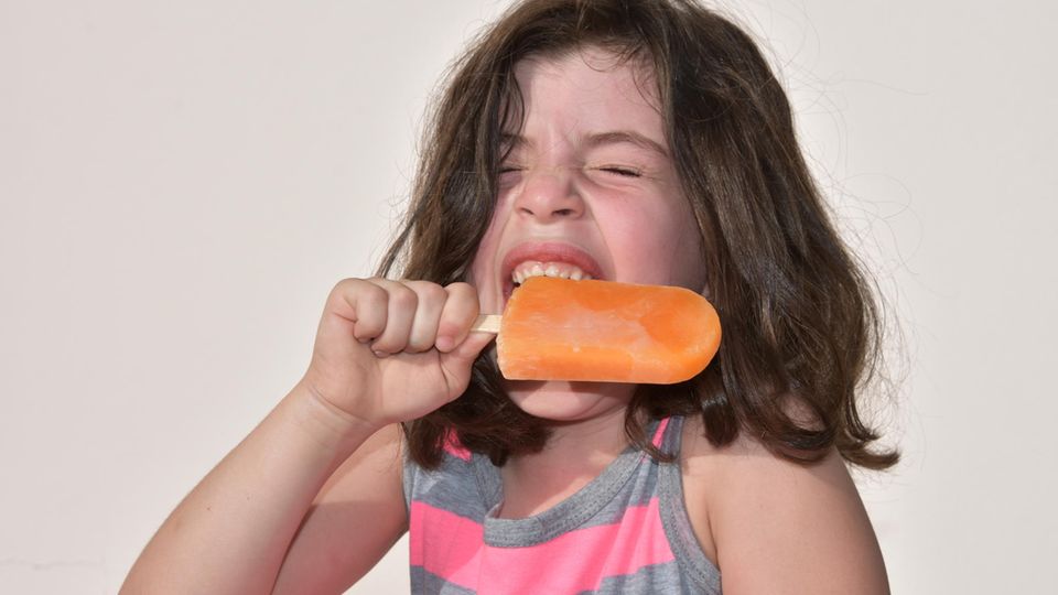 Mädchen isst ein Eis am Stiel