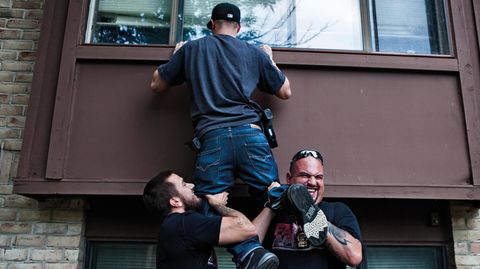 Kopfgeldjäger schauen durch ein Fenster in eine Wohnung